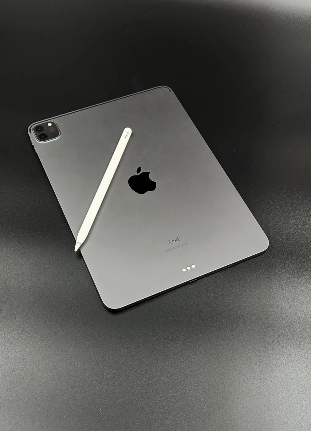 iPad Pro mit Apple Pencil auf schwarzem Grund